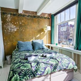 JoyJoyJoy the Green Palm ecolicious studio in a in historic Canalhouse from 1729 with view on the canals, hotel v Amsterdamu
