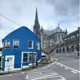 1 Cathedral Place - Cathedral Townhouses Cobh, hotel in Cobh