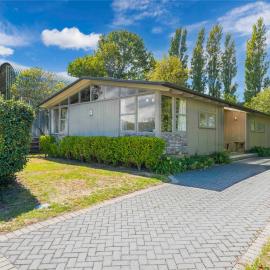 Kinloch Lake - Taupō Holiday House, מלון בKinloch