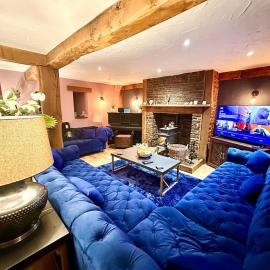 Luxury 4 bed former hay loft SLEEPS 6, hotel u gradu 'Usk'