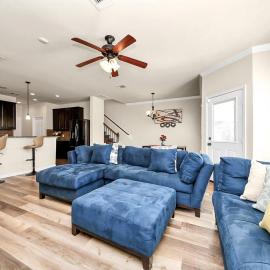 Cozy & Spacious Getaway -4Bedroom With King bed & Backyard