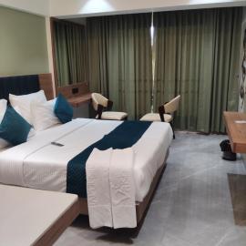 Hotel Vaishnavi Heights, Solapur，Bāle的飯店