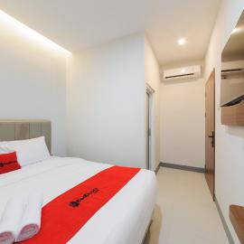 RedDoorz Plus Near Kebun Raya Bogor, hotel v destinácii Batutulis