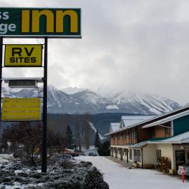 Swiss Village Inn, готель у Голдені