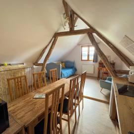 Gîte indépendant pouvant accueillir jusqu'à 6 personnes, situé dans une forêt