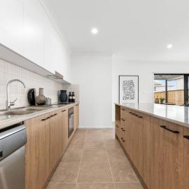 Noble Casa Brand New Estate Sleeps 8 Burpengary East, hotel di Morayfield