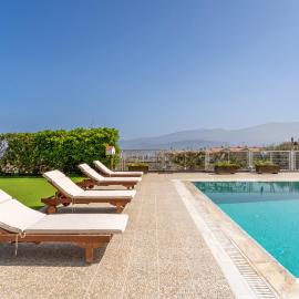 The House of Gratitude - Poolside Retreat, hotel v destinácii Loutra Oraias Elenis