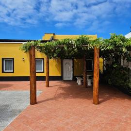 Santa Barbara Beach hotspot, hotel in Ribeira Grande