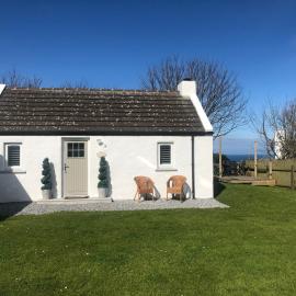 Dolphin Cottage - Child & Pet Friendly, hotel in Ballintoy
