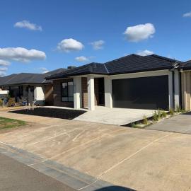 New 4.5 BR Modern Home in Clyde, Victoria, hotel in Clyde