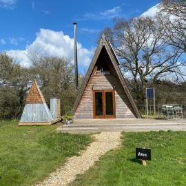 Aframe Tiny Home SILVA with private hot tub, hotel a Cowes