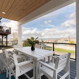 Spacious 3BR Home Sleeps 8 Private Backyard, hotel Everettben