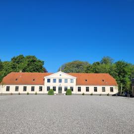 Privat lejlighed på landejendommen Frederiks-Eg, hotel in Herlufmagle