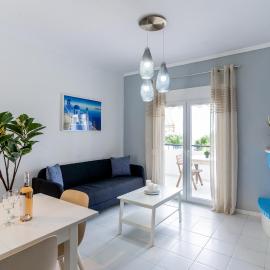 Beachfront Bliss by halu! Spacious vacation house, hotel in Nea Skioni