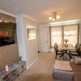 3 Bed Home - Sleeps 8 - Stoke City fc - Parking, hotelli kohteessa Stoke on Trent