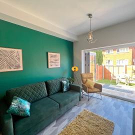 Modern Two Bed House With EV Off Road Parking, hotel in Henwick