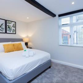 Market Bosworth l 4BR l Sleeps 8 l With Backyard