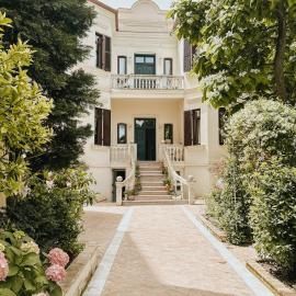 Seven Cafe and Hotel, hotelli kohteessa Pogradec