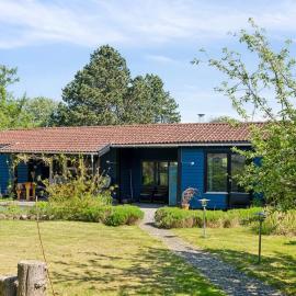 House with lovely garden and close to water with Shelter