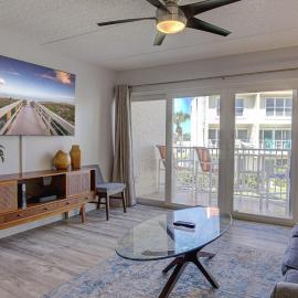 Beautiful Ocean Side 2 Bedroom Condo with Pool, hotell i St. Augustine