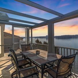 3 Bed 3 Bath - Lakefront - Boat Dock - Seasonal Pool - Regatta Bay Condo, hotel in Four Seasons