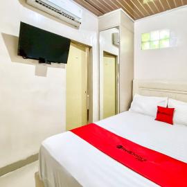 RedDoorz at Dipanegara Homestay, hotel Polonia Airport városában