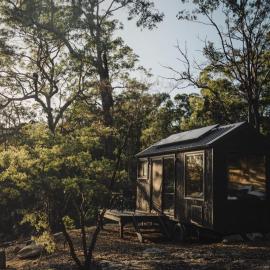 Off-Grid Cabin Nestled into Bush with Creek Access - Kaia, hotel in Kurrajong