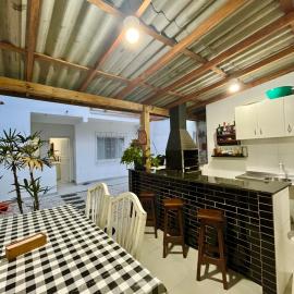 Casa com salão de festas 7km da praia