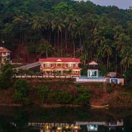 StayVista at Lagoons Villa with Lawn, Pool, WiFi, hotel a Kozhikode