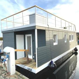 Hausboot Bruntje mit Dachterrasse in Schleswig, hotel in Schleswig