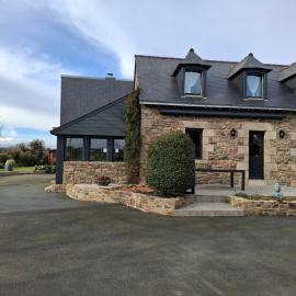 Chez Marie-Céline - Maison avec jacuzzi à 20 min du Val André, hotel a Plestan