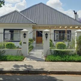 Spacious Modern Home, Paarl Winelands, Hotel in Paarl