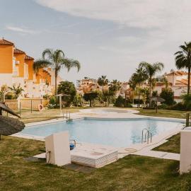 Bonito piso junto a campo de golf, mar y montaña