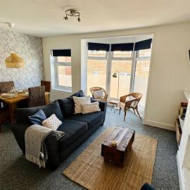 Beautiful Apartment - Moments From the Sea