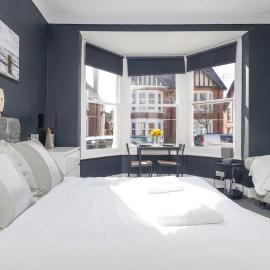 NEW! Central Studio, Free Parking, WiFi, 5 Min to Train Station