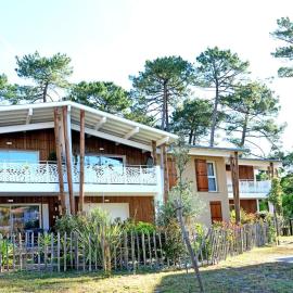 Appartement neuf T2 50m2 calme et spacieux près de la plage et golf avec grand balcon privé, hotel u gradu Senjos