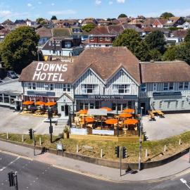 Downs Hotel, hotel a Stanmer