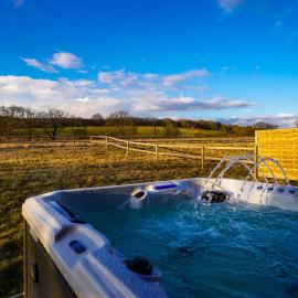 Starlight Lodge - 4BR Luxury Barn with Hot Tub, hotel in Tandridge