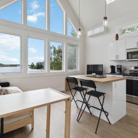 Cozy Harbour View Loft at Bells Cove, hotel v mestu Shelburne