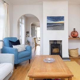 Charming Seaside Cottage - 5-Min Walk to Beach, hotel in East Wittering