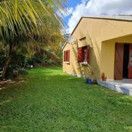 Maison spacieuse à Petit-Bourg avec jardin، فندق في بيتي-بور