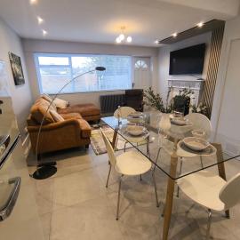 Spotless and Spacious Manchester Home, hotell i Manchester