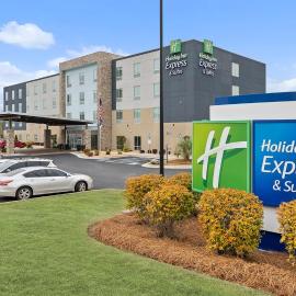 Holiday Inn Express & Suites Macon North by IHG، فندق في ماكون