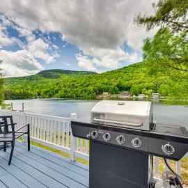 Peaceful Stark Cottage w/ Deck on South Ponds!, hotel a Dummer