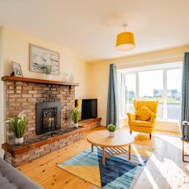 Wild Atlantic Way Coastal Retreat by Shortstays, хотел в Ballynahown