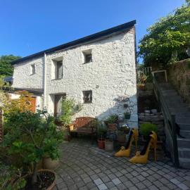 Beautiful renovated stone house for 2, Dog friendly, Quayside location, hotel a Newport