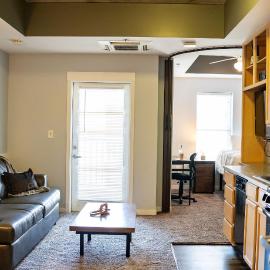 Chic City Apartment with parking Canal View RoofDeck, hotel in Indianapolis