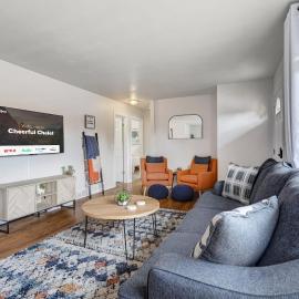 Cheerful Chalet Centrally Located w BBQ Pit, hotel in Colorado Springs