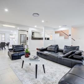 Lakeview Family Retreat Canberra- cozy townhouse, hotel in Harrison