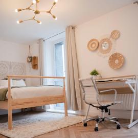 'Bohemian Deluxe' City-Center 2BR Apt, Free Parking & Balcony View